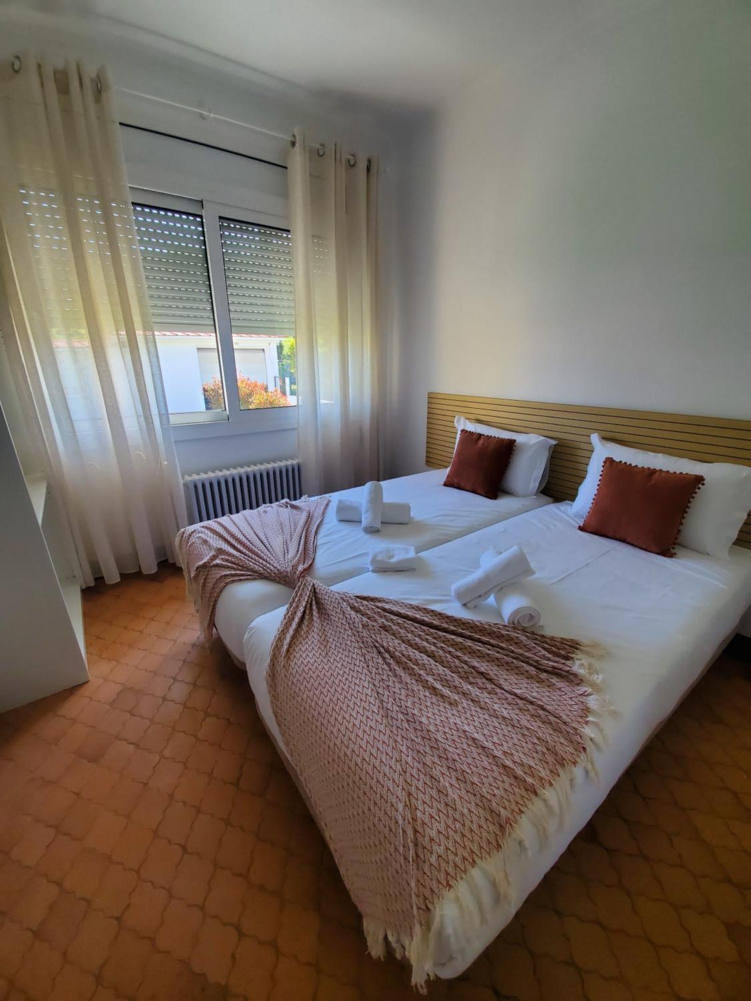 Quarto com Cama de Casal ou 2 de Solteiro e Banheiro Compartilhado